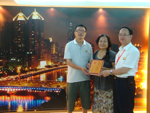 向台湾环保杂志记者赠送譜书DSC02878.JPG