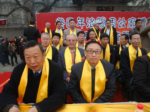 新任副会长兼秘书长周唤民在主席台上DSC06187.JPG