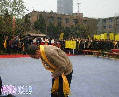 D周秉钧顾问周公庙鞠躬祭拜SC06262.JPG