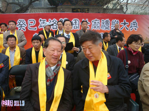 周开喜与周松亲切交谈DSC06186.JPG