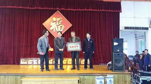 风港理事会向捐款宗亲颁发奖匾20140217_121452.jpg