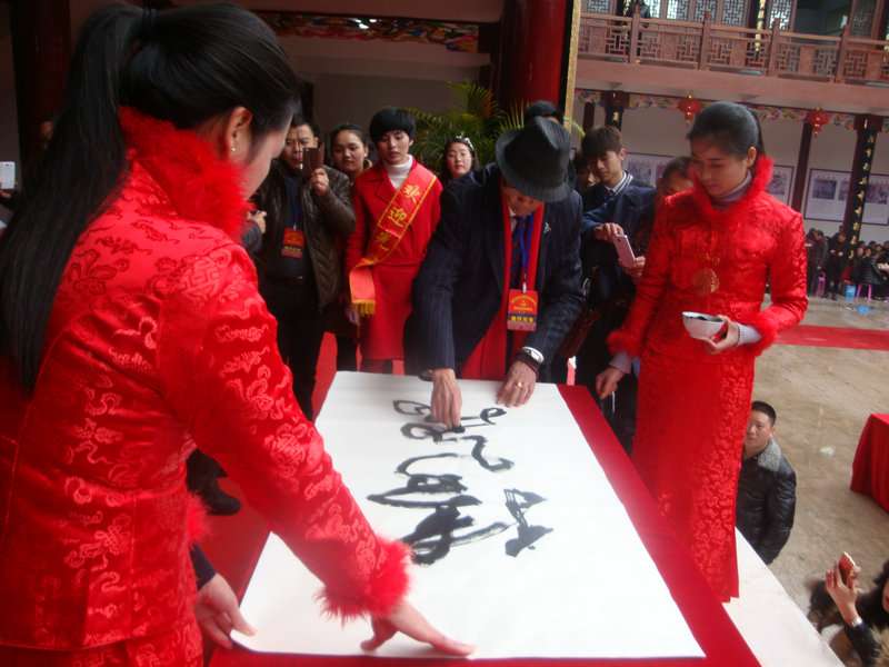 周臻当场用小毛巾题词DSC01210.JPG