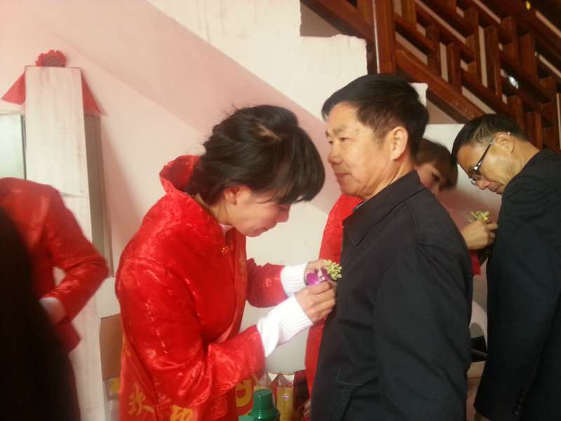 礼仪小姐为贵宾戴花20150223_114243.jpg