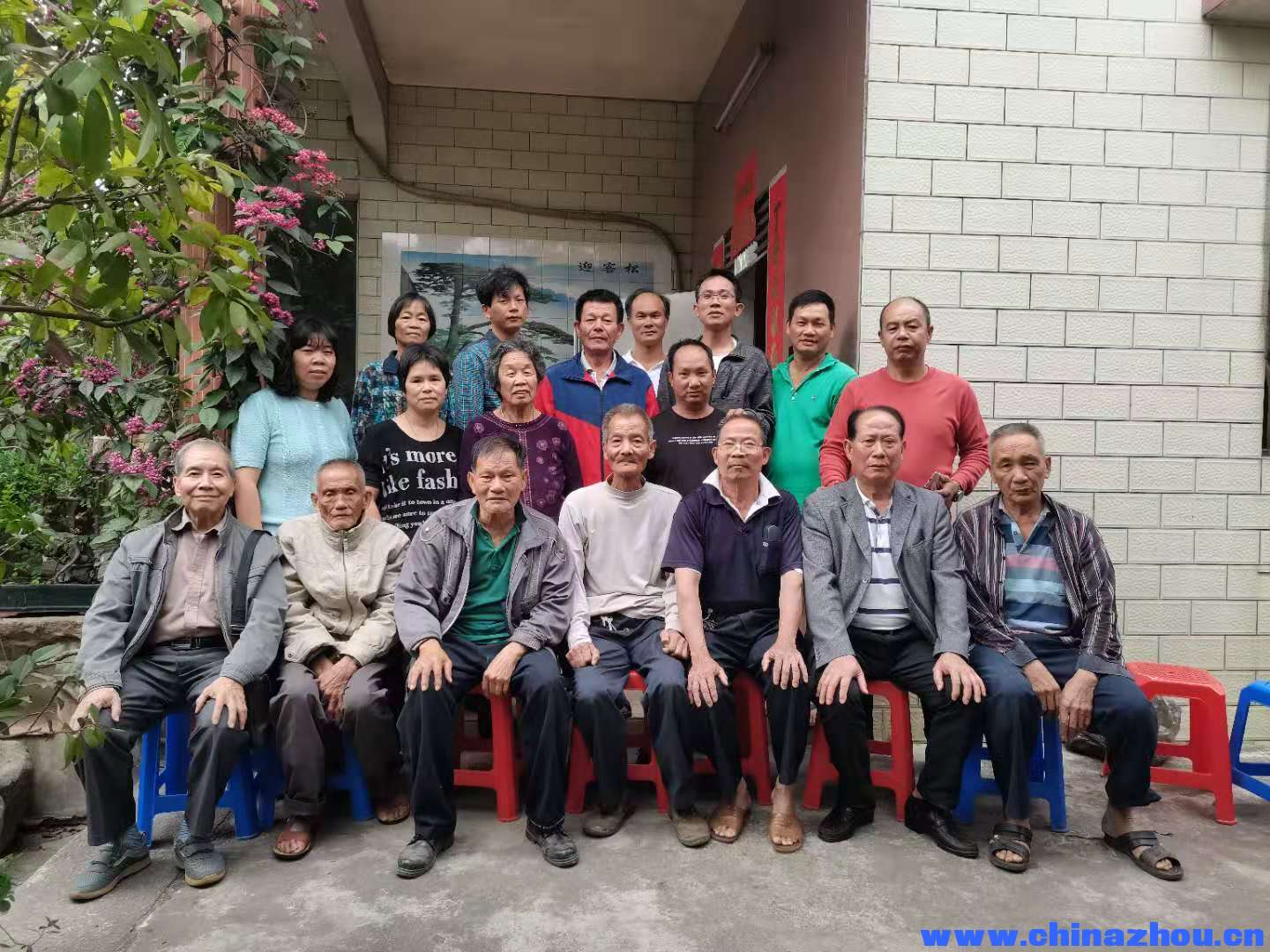 沙富朝透麻园等宗亲在兆飞家园门大合照