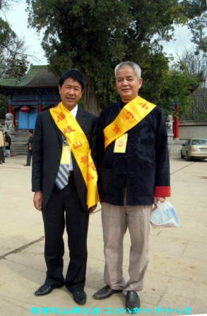 四川周氏代表在周公庙前合影
